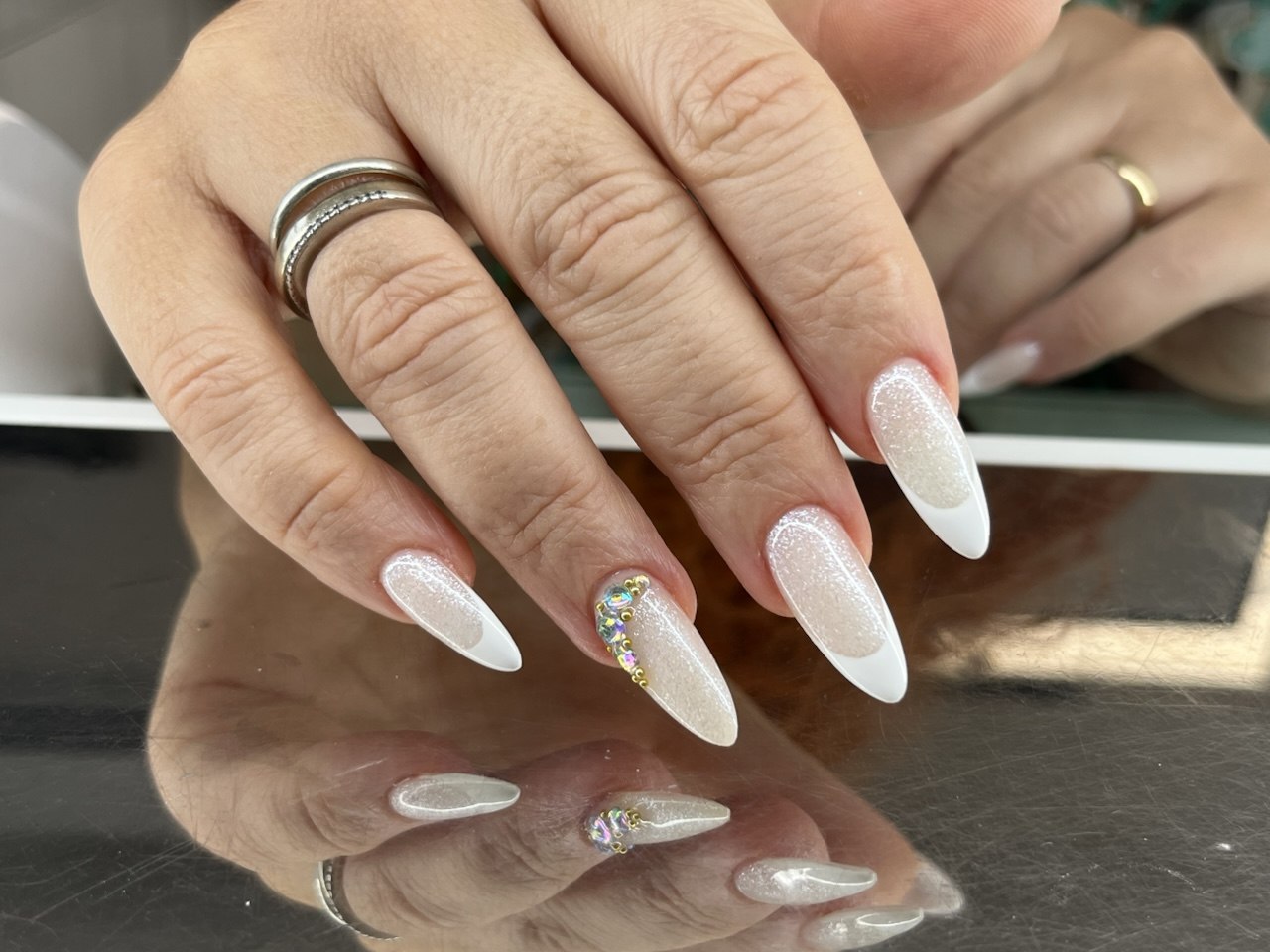French bianca su base perlata con glitter e strass