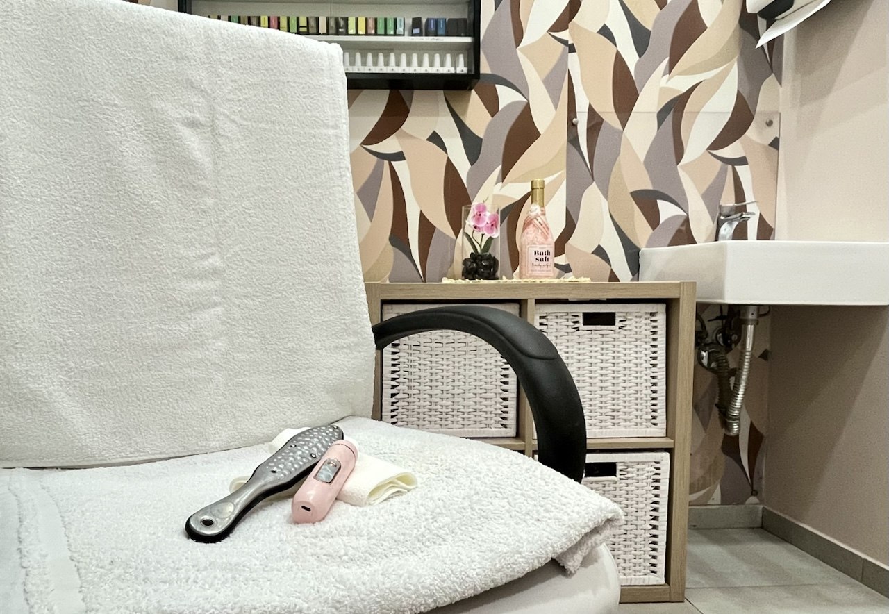 Strumenti per il pedicure pronti sulla poltrona