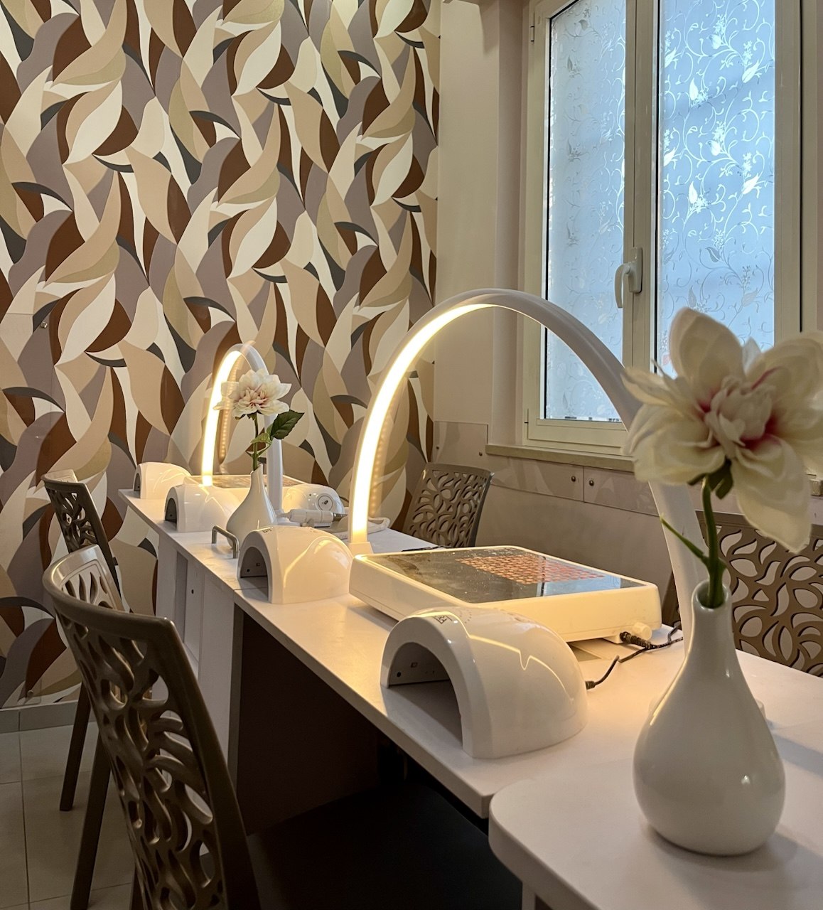 Postazione manicure con lampade professionali
